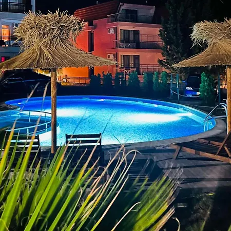 Queen, Saint Vlas, улица черно море 12 * 圣弗拉斯