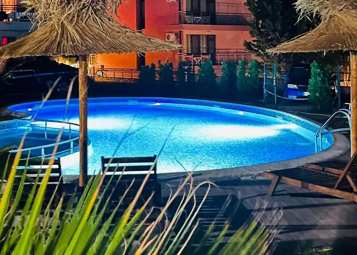 Queen, Saint Vlas, улица черно море 12 * 圣弗拉斯